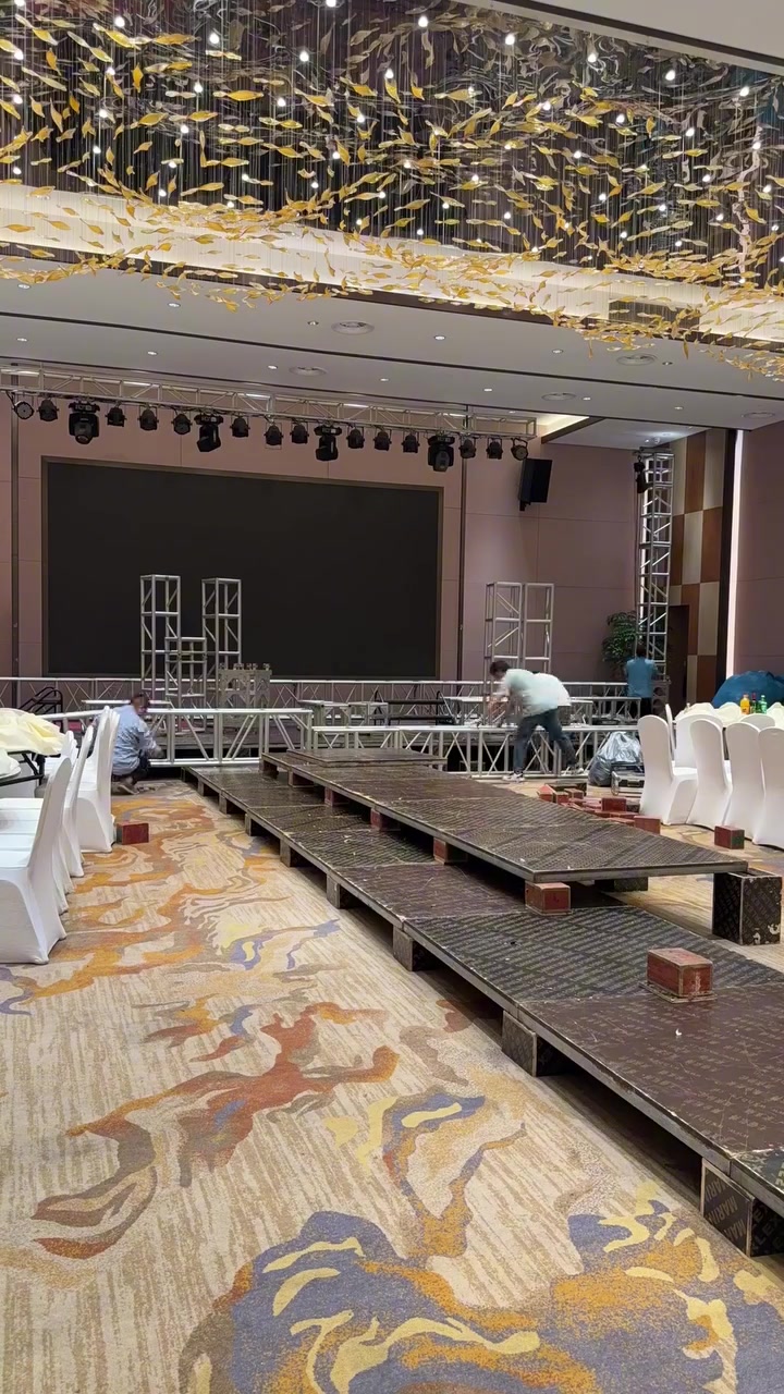 Hậu trường trang trí sảnh cưới dựng khung giàn nhôm sân khấu nối bục rộng