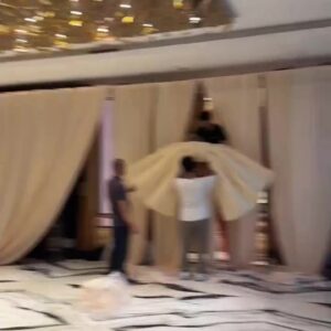 Hậu trường trang trí sảnh cưới thợ dựng rèm kem nhiều lớp và tạo hình nơ vải