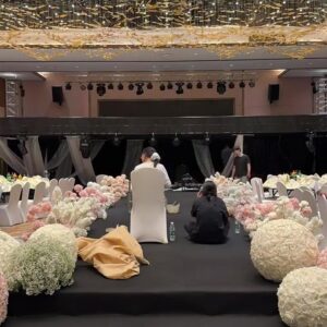 Hậu trường trang trí sảnh cưới trải thảm đen lối catwalk quả cầu hoa trắng hồng