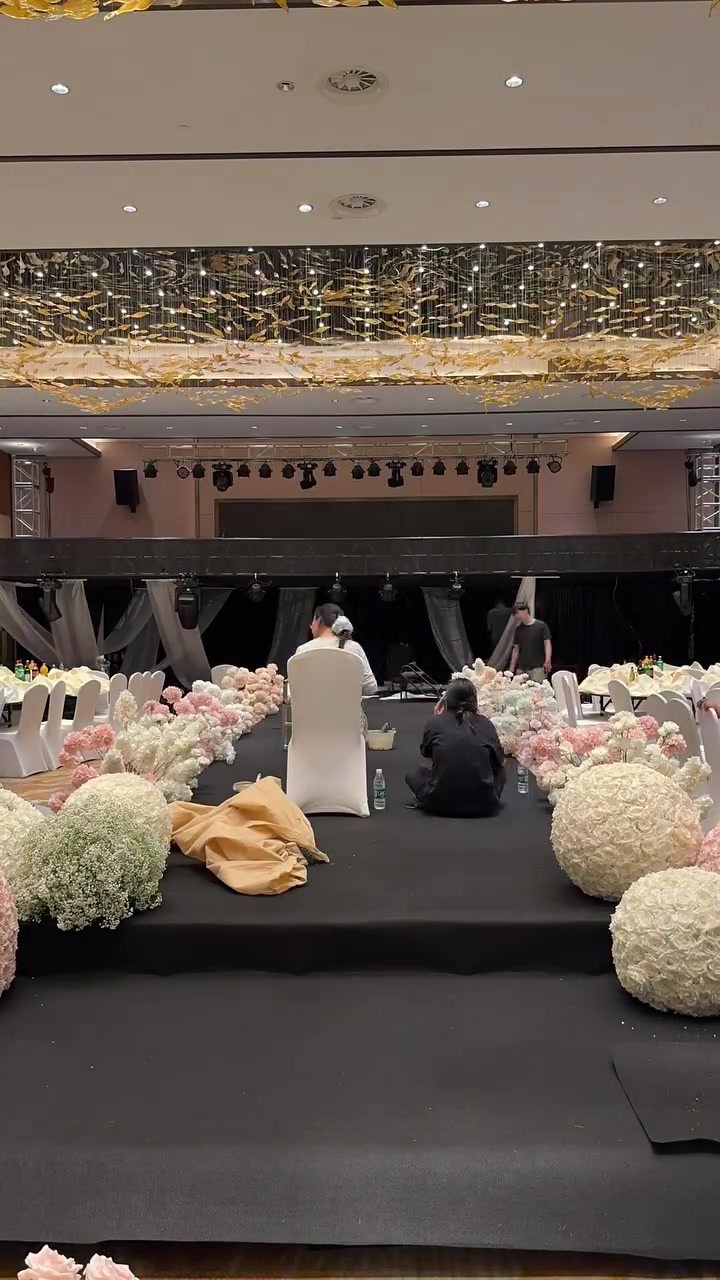 Hậu trường trang trí sảnh cưới trải thảm đen lối catwalk quả cầu hoa trắng hồng