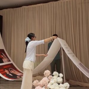 Hậu trường trang trí sảnh cưới treo dải ảnh cưới in dài khối hoa hồng phấn trắng