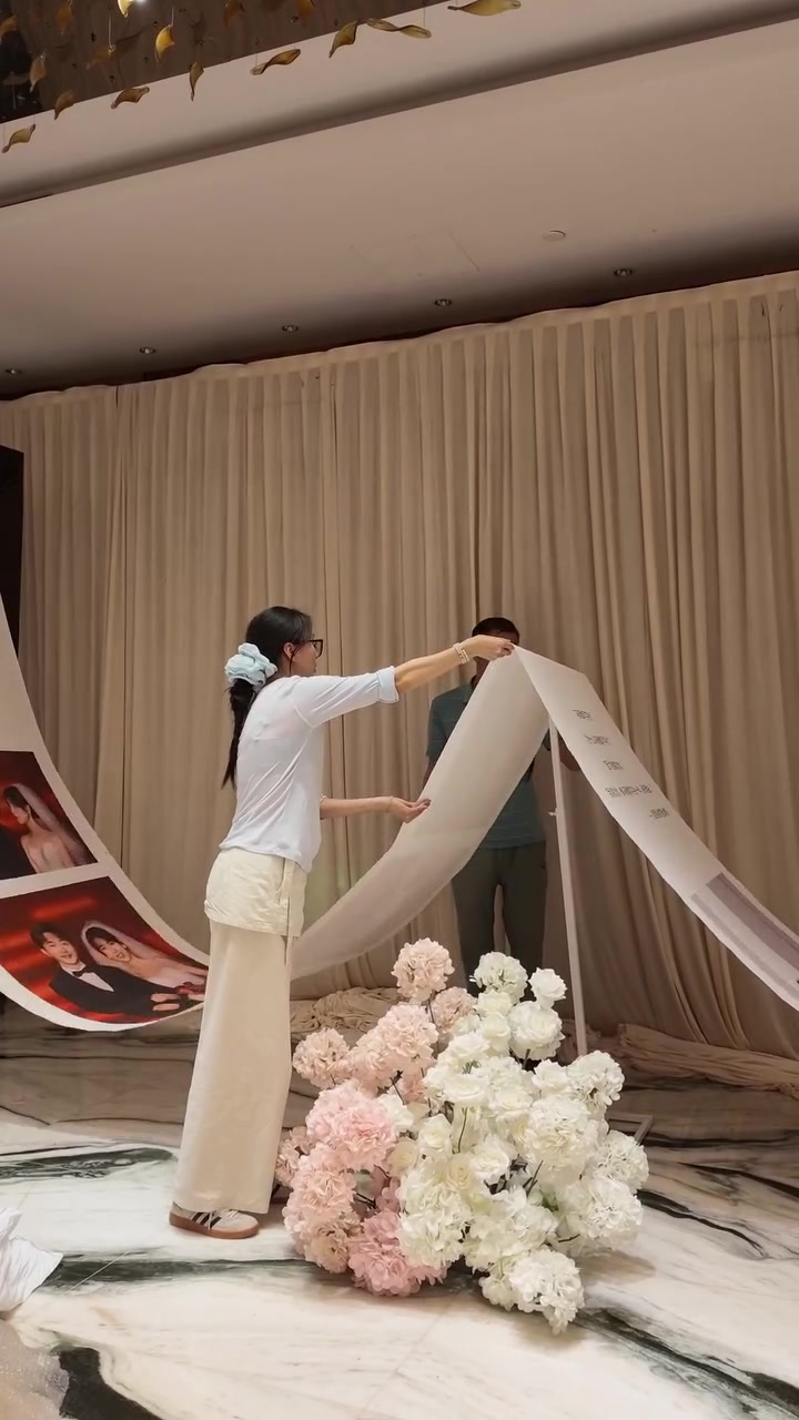 Hậu trường trang trí sảnh cưới treo dải ảnh cưới in dài khối hoa hồng phấn trắng