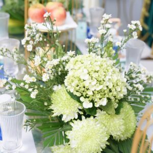 Hoa cẩm tú cầu trắng cúc xanh cốm giữa bàn hai họ lễ tân hôn