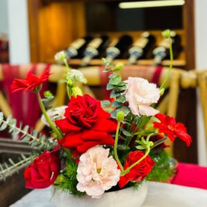 Hoa hồng đỏ cát tường hồng đồng tiền đỏ bát gốm trắng bàn trà lễ ăn hỏi
