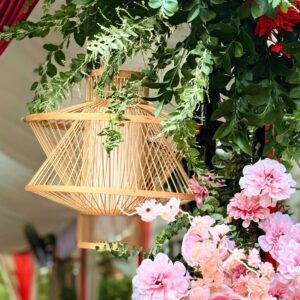 Hoa hồng phấn hồng đỏ lá xanh đèn tre trang trí lễ vu quy