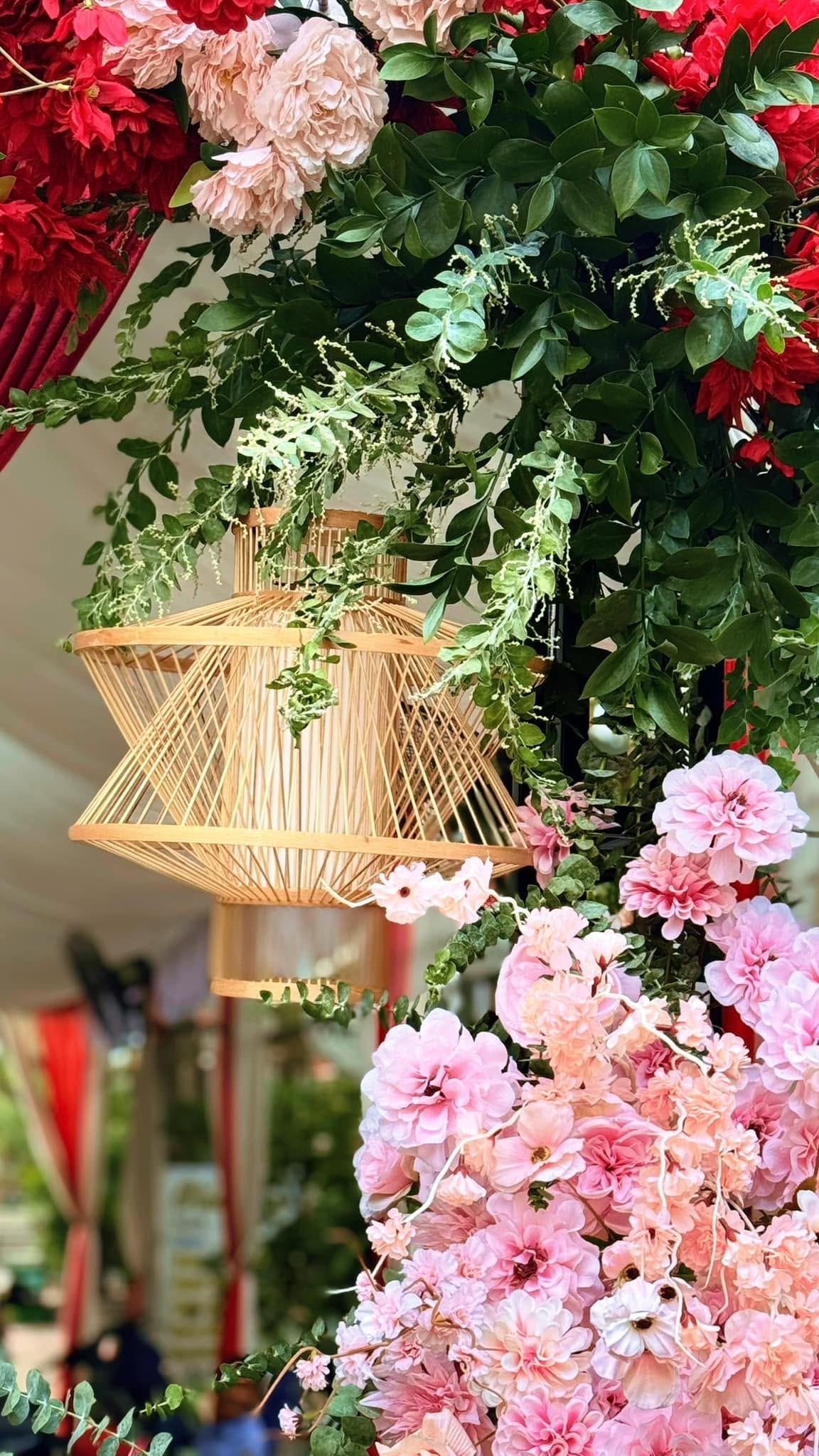 Hoa hồng phấn hồng đỏ lá xanh đèn tre trang trí lễ vu quy