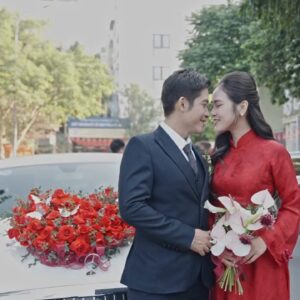Khoảnh khắc đẹp ngày cưới cặp đôi bên xe hoa Mercedes kết hoa hồng đỏ