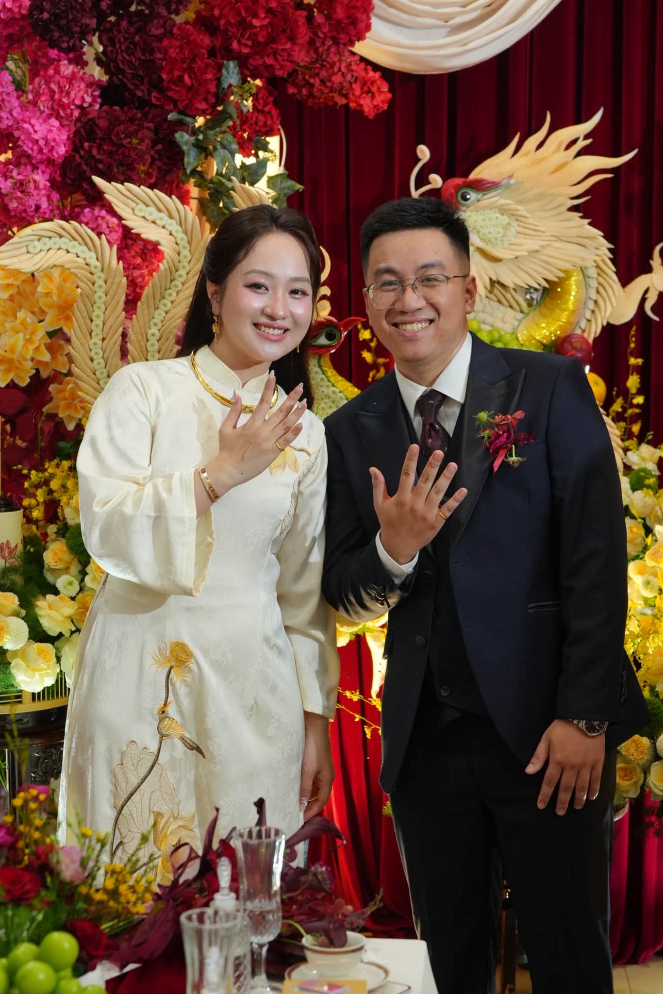 Khoảnh khắc đẹp ngày cưới cặp đôi khoe nhẫn trước tráp rồng vàng lễ đính hôn Mai Thanh Thanh Tùng
