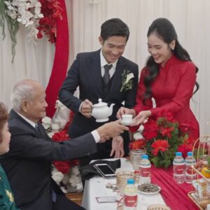 Khoảnh khắc đẹp ngày cưới cặp đôi mời trà ông bà lễ gia tiên bàn trải đỏ