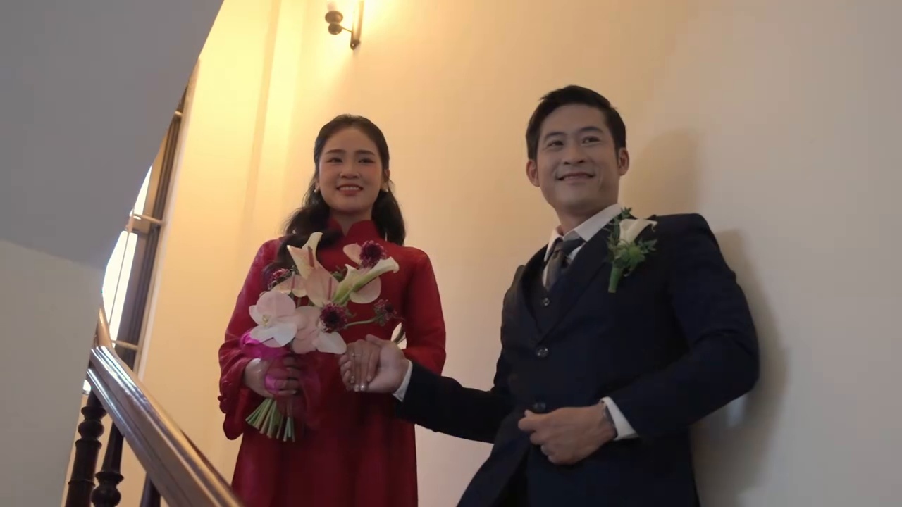 Khoảnh khắc đẹp ngày cưới chú rể dắt cô dâu áo dài đỏ xuống cầu thang