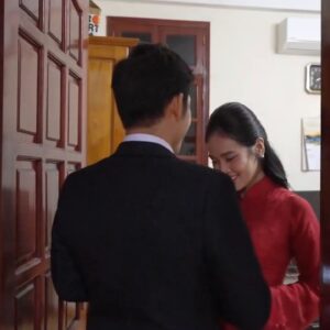 Khoảnh khắc đẹp ngày cưới chú rể đón dâu ở cửa phòng cô dâu áo dài đỏ
