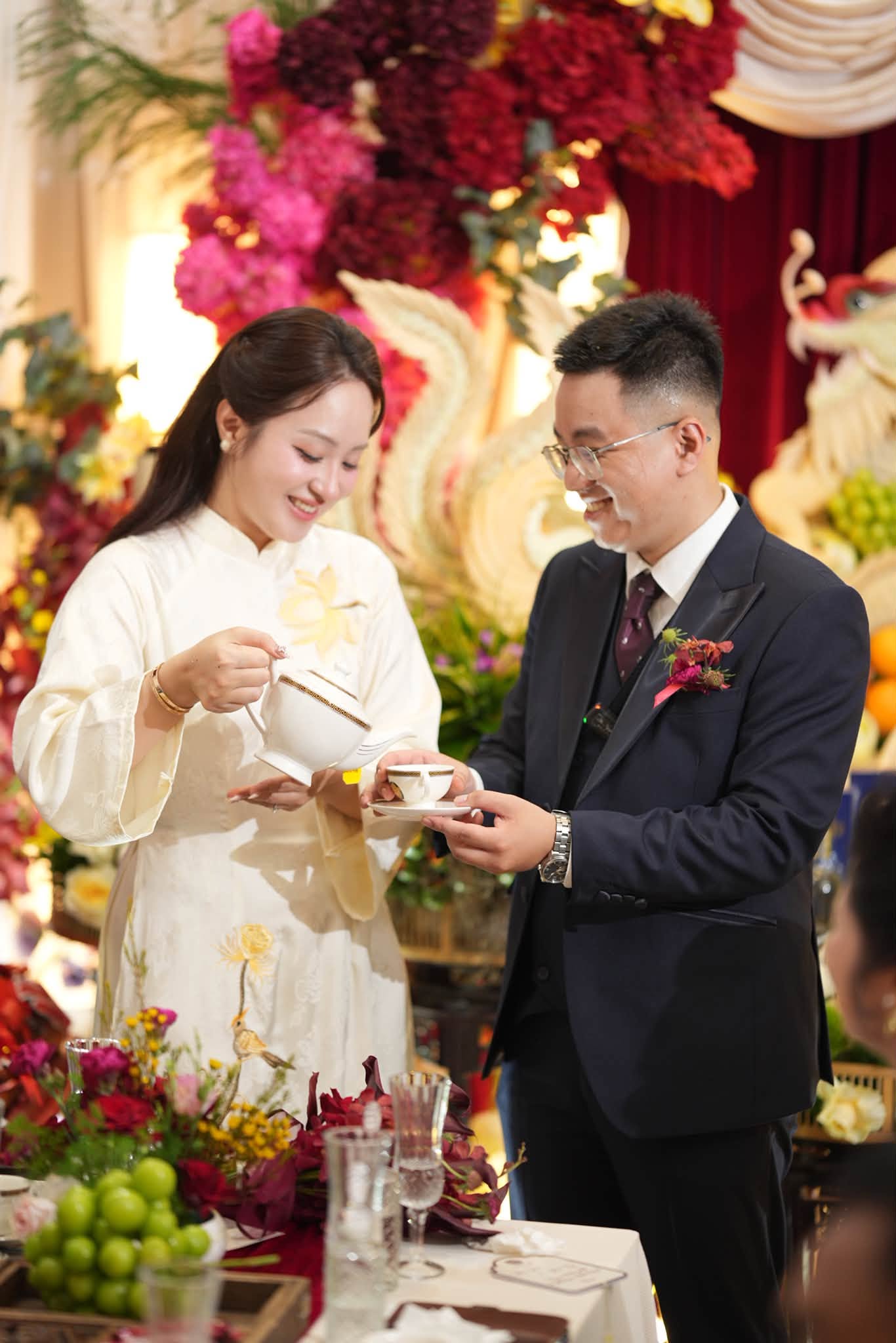 Khoảnh khắc đẹp ngày cưới cô dâu rót trà chú rể đỡ chén trước gia tiên rồng phượng