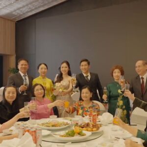 Khoảnh khắc đẹp ngày cưới khách mời nâng ly cùng cô dâu chú rể tại bàn tiệc