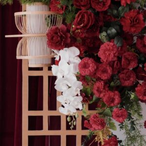 Khung song gỗ nhung đỏ đèn tre lan hồ điệp trắng hoa cẩm chướng đỏ