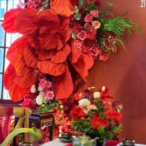 Lễ ăn hỏi Phạm My backdrop đỏ trầm chữ tên trắng hoa giấy khổng lồ cam đỏ bàn trà ấm chén men xanh