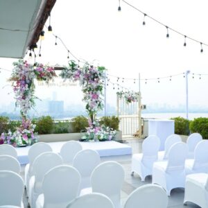 Lễ cưới Linh Nguyễn Darcy Gomez rooftop cổng hoa tím hồng ghế trắng dây đèn view thành phố