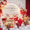 Lễ tân hôn Quang Luân Ngọc Linh backdrop gia tiên đỏ cam bảng tên 05.01.2025 lồng chim
