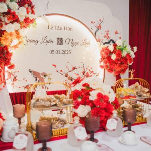 Lễ tân hôn Quang Luân Ngọc Linh backdrop gia tiên đỏ cam bảng tên 05.01.2025 lồng chim