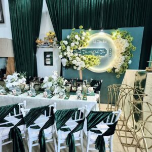 Lễ tân hôn Thành Tiến Minh Thư gia tiên rèm nhung xanh rêu backdrop vòng neon hoa trắng bàn hai họ