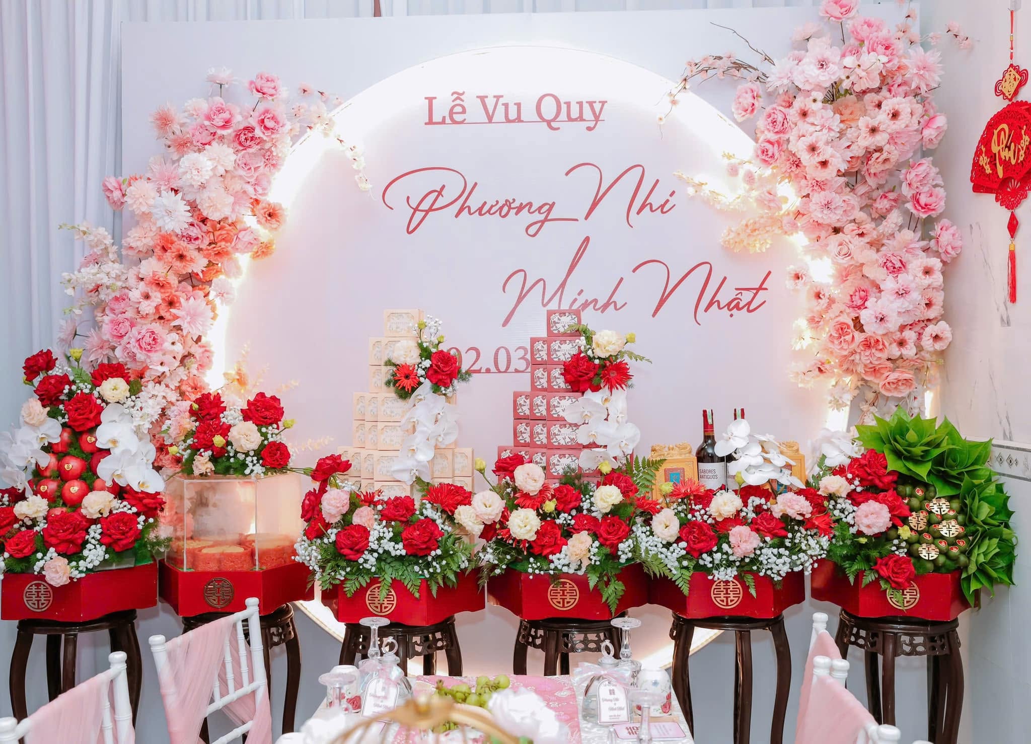 Lễ vu quy Phương Nhi Minh Nhật backdrop tròn hồng phấn tráp đỏ hoa hồng trên đôn gỗ