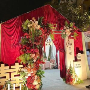 Lễ vu quy Thu Trang Trọng Hoàng cổng nhung đỏ bảng Nhà có hỷ chữ Hỷ hoa đỏ cam