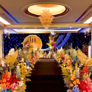 Lối đi sân khấu cưới catwalk thảm đen hai bên hoa nhiều màu mặt trăng monogram phông sao