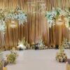 Lối đi trắng dẫn tới sân khấu sảnh cưới tone champagne hoa kem nến trụ