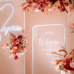 Mẫu backdrop cưới đẹp cam đào neon trái tim hoa khô bảng welcome acrylic