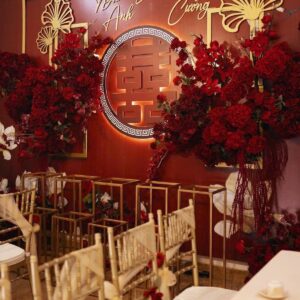 Mẫu backdrop cưới đẹp lễ ăn hỏi đỏ gold chữ hỷ vòng tròn hoa hồng đỏ Vũ Ngọc Anh Nguyễn Việt Cường