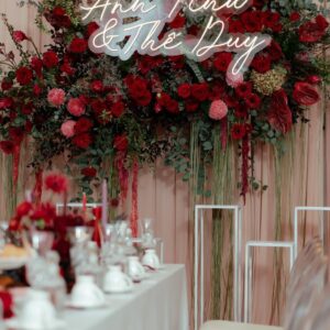 Mẫu backdrop cưới đẹp neon trắng tên Anh Như Thế Duy khối hoa đỏ bàn trà lễ vu quy