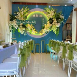 Mẫu backdrop cưới đẹp vòng tròn xanh ngọc hoa trắng xanh cốm ghế nơ voan lễ ăn hỏi Quỳnh Anh Hải Anh