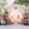 Monogram đám cưới AM chữ đỏ cổng vải trắng mái vòm hoa hồng mặt phố Thục Anh Bình Minh