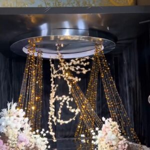 Monogram đám cưới dây đèn vàng thả rèm tròn hoa trắng hồng sàn gương sảnh tiệc
