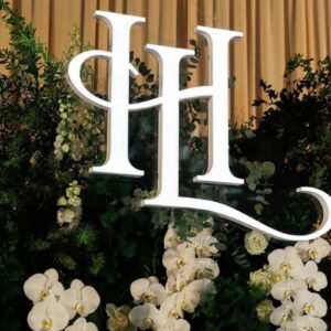 Monogram đám cưới HL chữ khối trắng lan hồ điệp trắng lá xanh Phương Hà Hồng Lâm