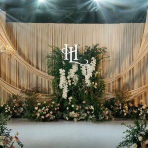 Monogram đám cưới HL toàn cảnh sân khấu rèm kem vén lan trắng