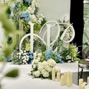 Monogram đám cưới HP chữ trắng hoa xanh dương cẩm tú cầu nến trụ