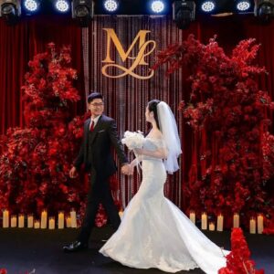 Monogram đám cưới ML chữ gold rèm pha lê nhung đỏ khối hoa đỏ nến cô dâu chú rể