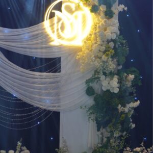 Monogram đám cưới neon SD vàng ấm voan trắng hoa trắng xanh phông navy
