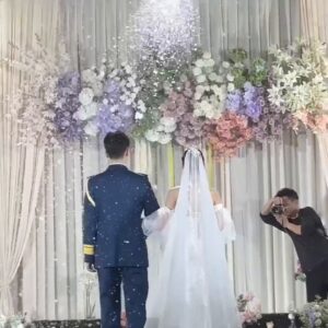 Pháo giấy kim tuyến bắn từ trên cao xuống sân khấu cưới