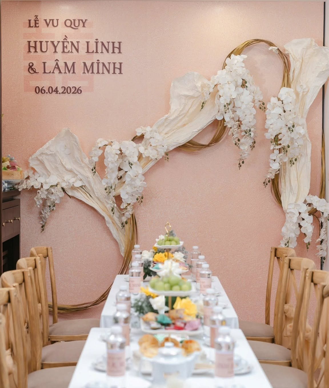 Phông hồng đào ánh kim lá giấy uốn vòng mây vàng lan trắng lễ vu quy Huyền Linh Lâm Minh