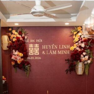 Phông nhung đỏ mận chữ hỷ tên vàng đồng Huyền Linh Lâm Minh hoa đỏ vàng cam lễ ăn hỏi