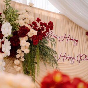Rạp cưới đèn chùm backdrop rèm kem tên Bùi Hoàng Hoàng Phương hoa đỏ trắng