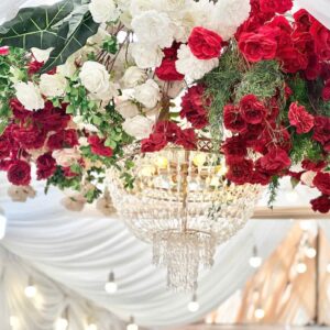Rạp cưới đèn chùm hoa hồng đỏ trắng phủ dày quanh đèn pha lê trần voan trắng