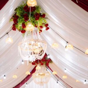 Rạp cưới đèn chùm pha lê trần voan trắng rủ viền đỏ đô dây bóng tròn hoa đỏ kết trên đèn