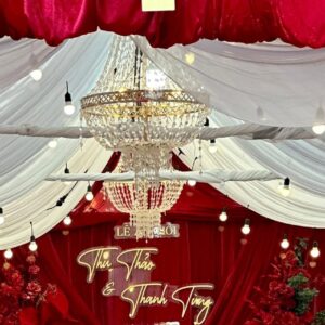 Rạp cưới đèn chùm pha lê trên thanh ngang dây bóng tròn trần voan trắng backdrop nhung đỏ Thu Thảo Thanh Tùng