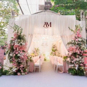 Rạp trắng monogram AM trụ hoa hồng phấn bảng Nhà có hỷ trên vỉa hè mặt phố