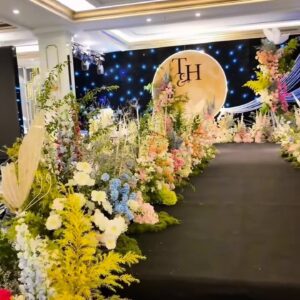 Sân khấu cưới phông sao mặt trăng monogram T&H voan trắng uốn sóng chim bồ câu hoa