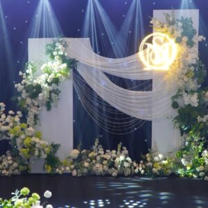 Sảnh cưới tone xanh navy sân khấu phông sao neon monogram voan trắng hoa trắng xanh
