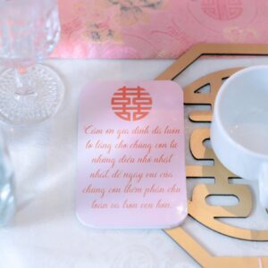 Thẻ cảm ơn hồng chữ hỷ lót ly gỗ bát giác vàng chữ hỷ chén trắng bàn trà lễ vu quy