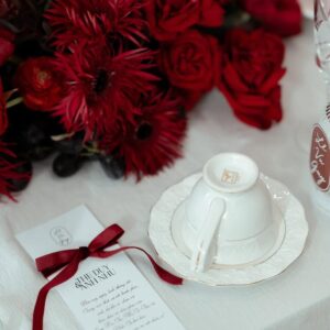 Thiệp cảm ơn nơ nhung đỏ in tên Thế Duy Anh Như chén sứ trắng hoa đỏ trầm lễ vu quy